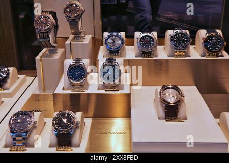 AVIGNONE, FRANCIA - 30 SETTEMBRE 2021: Orologi da polso del marchio Omega esposti in una gioielleria in Francia. Omega è un marchio svizzero di orologi di lusso. Foto Stock