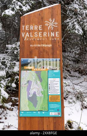 Francia, Ain, massiccio del Giura, Parco naturale regionale, passeggiata Crêt de la Goutte, cartello Foto Stock