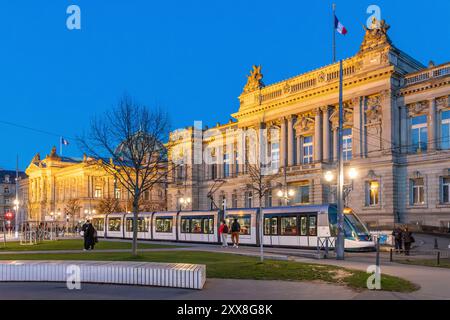 Francia, Bas-Rhin, Strasburgo, quartiere della Neustadt risalente al periodo tedesco classificato come patrimonio mondiale dell'UNESCO, tram di fronte al Teatro Nazionale di Strasburgo con a sinistra la Biblioteca Nazionale e Universitaria Foto Stock