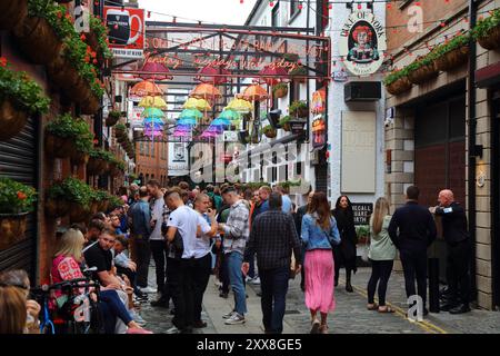 BELFAST, Regno Unito - 22 GIUGNO 2024: Le persone visitano il tribunale commerciale nello storico quartiere della cattedrale di Belfast, Irlanda del Nord. Foto Stock