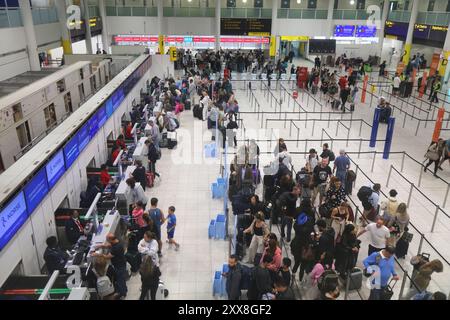 LONDRA, Regno Unito - 8 LUGLIO 2024: Check-in passeggeri presso l'aeroporto di Gatwick a Londra, Regno Unito. È uno degli aeroporti più trafficati del Regno Unito. Foto Stock