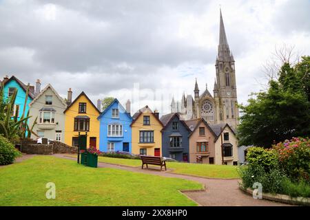 Cobh nella contea di Cork, Irlanda. Colorata cittadina irlandese. Mazzo di carte case colorate. Foto Stock