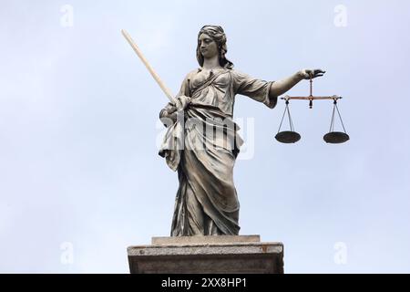 Statua di Lady Justice nel castello di Dublino, punto di riferimento a Dublino, Irlanda. Foto Stock