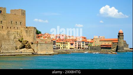 Francia, Pirenei orientali, Collioure, la baia della località balneare Foto Stock