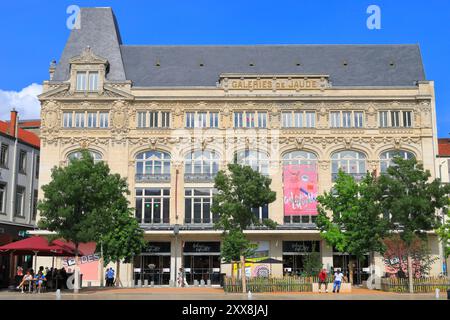 Francia, Puy de Dome, Clermont Ferrand, Place de Jaude, Galeries de Jaude, grandi magazzini costruiti nel 1906 come parte delle Nouvelles Galeries Foto Stock