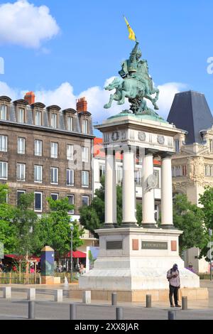 Francia, Puy de Dome, Clermont Ferrand, Place de Jaude con la statua equestre del Vercingétorix dello scultore Auguste Bartholdi Foto Stock