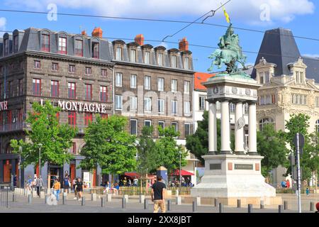 Francia, Puy de Dome, Clermont Ferrand, Place de Jaude con la statua equestre del Vercingétorix dello scultore Auguste Bartholdi Foto Stock