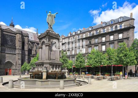 Francia, Puy de Dome, Clermont Ferrand, Place de la Victoire, fontana sormontata dalla statua di Papa Urbano II con la cattedrale in pietra volvica di Notre-Dame-de-l'Assomption sullo sfondo a sinistra Foto Stock