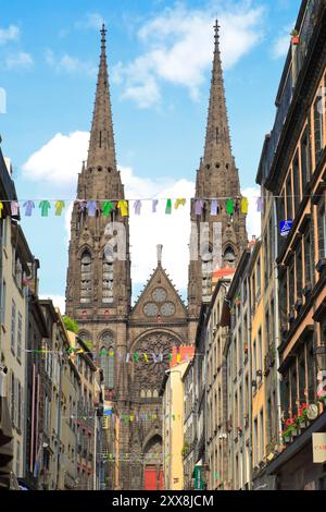 Francia, Puy de Dome, Clermont Ferrand, centro città, vista della cattedrale di Notre-Dame-de-l'Assomption da rue Gras Foto Stock