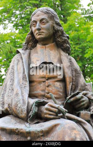 Francia, Puy de Dome, Clermont Ferrand, piazza Blaise Pascal, statua in bronzo di Blaise Pascal (nativa della città) realizzata nel 1880 dallo scultore Jean-Baptiste Guillaume Foto Stock