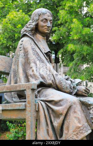 Francia, Puy de Dome, Clermont Ferrand, piazza Blaise Pascal, statua in bronzo di Blaise Pascal (nativa della città) realizzata nel 1880 dallo scultore Jean-Baptiste Guillaume Foto Stock