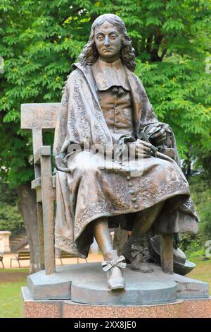 Francia, Puy de Dome, Clermont Ferrand, piazza Blaise Pascal, statua in bronzo di Blaise Pascal (nativa della città) realizzata nel 1880 dallo scultore Jean-Baptiste Guillaume Foto Stock