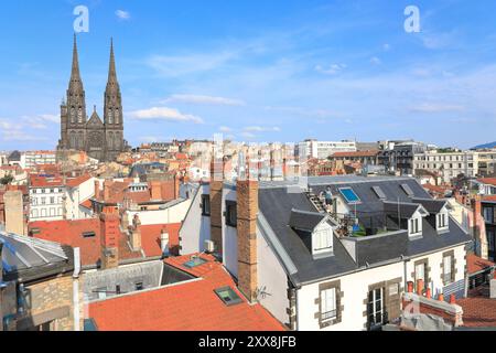 Francia, Puy de Dome, Clermont Ferrand, vista della città vecchia e cattedrale Notre-Dame-de-l'Assomption in pietra Volvic Foto Stock