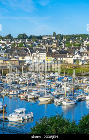 Francia, Cotes d’Armor, Binic-Etables-sur-Mer, tappa del sentiero escursionistico a lunga percorrenza GR 34 o sentiero degli ufficiali doganali, porto di Binic Foto Stock