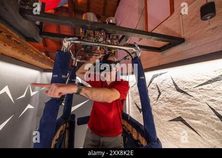 Svizzera, Cantone di Vaud, Chateau d'Oex, Espace Ballon, Ultramagic Balloon, simulatore di pilotaggio di palloni ad aria calda in 3D. Foto Stock