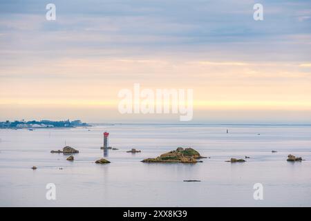 Francia, Cotes d'Armor, Ploubazlanec, panorama da Lann Vras, la Croix faro e Sillon de Talbert sullo sfondo Foto Stock