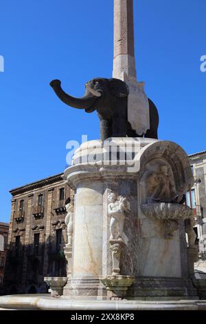 Elefante di Catania, Sicilia. Antica statua di elefante in pietra lavica, conosciuta come U Liotru. È il simbolo di Catania, situato in Piazza del Duomo c Foto Stock