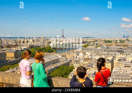 Francia, Parigi, vista dei tetti di Parigi e della Torre Eiffel dal Tour Saint Jacques Foto Stock