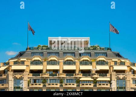 Francia, Parigi, la Samaritaine, l'hotel e ristorante Cheval Blanc Paris, tronco temporaneo Louis Vuitton costruito sul tetto per la cerimonia di apertura dei Giochi Olimpici di Parigi 2024 Foto Stock