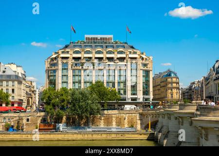 Francia, la Samaritaine, l'hotel e ristorante Cheval Blanc Paris, il tronco temporaneo Louis Vuitton costruito sul tetto per la cerimonia di apertura dei Giochi Olimpici di Parigi 2024 Foto Stock