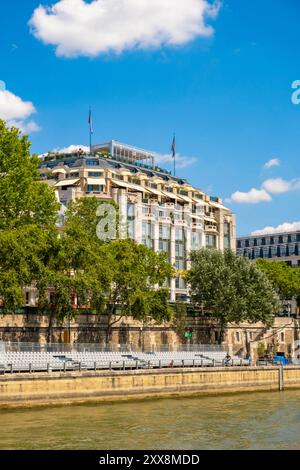 Francia, Parigi, la Samaritaine, l'hotel e ristorante Cheval Blanc Paris, tronco temporaneo Louis Vuitton costruito sul tetto per la cerimonia di apertura dei Giochi Olimpici di Parigi 2024 Foto Stock