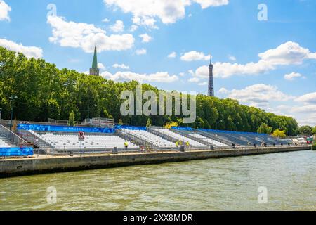 Francia, Parigi, Quai Jacques Chirac, lungo la Senna si erge la cerimonia di apertura dei Giochi Olimpici, la Torre Eiffel Foto Stock