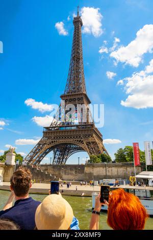 Francia, Parigi, crociera sulla Senna, la Torre Eiffel Foto Stock