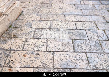 Omis pietra calcarea lucidata - strade lastricate in pietra della città vecchia in Croazia. Foto Stock