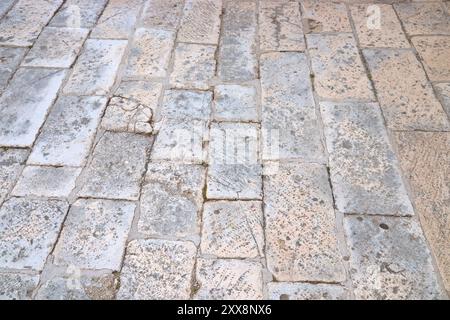 Omis pietra calcarea lucidata - strade lastricate in pietra della città vecchia in Croazia. Foto Stock