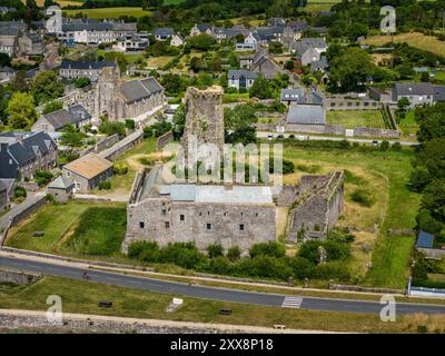 Francia, Manche, Regnéville sur Mer, castello di Regnéville (vista aerea) Foto Stock