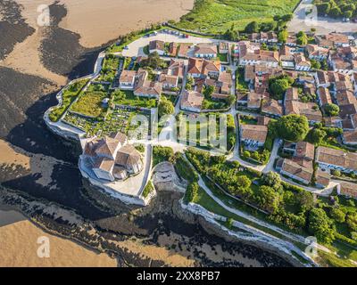 Francia, Charente-Maritime, Talmont-sur-Gironde, etichettato come i più bei villaggi della Francia, il villaggio e la chiesa Sainte-Radegonde del XII secolo (vista aerea) Foto Stock