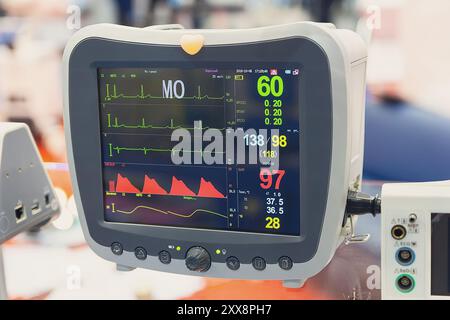 Fascia cardio in un teatro ospedaliero. Dispositivo medico per il monitoraggio dei segni vitali in ospedale sul monitor di chirurgia anestesiologica. Paziente ECG Foto Stock