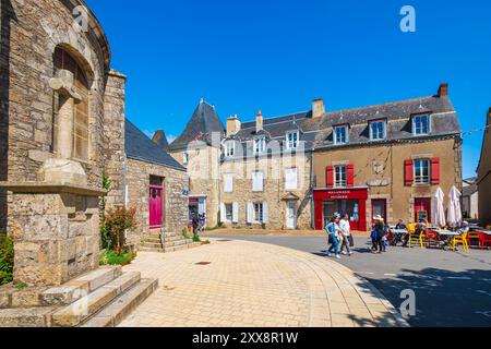 Francia, Loira Atlantique, penisola di Guerande, Piriac-sur-Mer, etichettata Petites Cités de Caractère® lungo il sentiero escursionistico GR 34 o sentiero degli ufficiali doganali, Place de l'Eglise Foto Stock