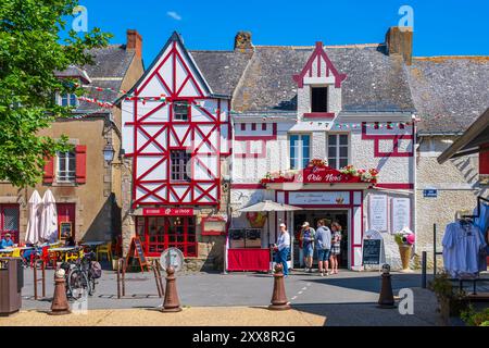 Francia, Loira Atlantique, penisola di Guerande, Piriac-sur-Mer, etichettata Petites Cités de Caractère® lungo il sentiero escursionistico GR 34 o sentiero degli ufficiali doganali, Place de l'Eglise Foto Stock