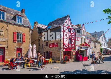 Francia, Loira Atlantique, penisola di Guerande, Piriac-sur-Mer, etichettata Petites Cités de Caractère® lungo il sentiero escursionistico GR 34 o sentiero degli ufficiali doganali, Place de l'Eglise Foto Stock