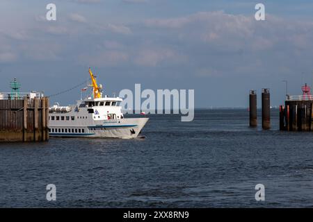 CUXHAVEN, GERMANIA - 15 AGOSTO 2024: PASSAGIERSCHIFF WAPPEN VON CUXHAVEN. Dal 2021, la nave è utilizzata dalla compagnia di navigazione Cassen Eils per le visite di Foto Stock