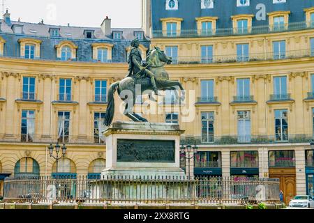 Francia, Parigi, Place des Victoires con la statua equestre di Luigi XIV da François Joseph Bosio Foto Stock