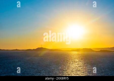 Francia, Bouches du Rhone, Marsiglia, spiagge del Prado, tramonto sulle isole Frioul, vista aerea dalla grande Roue Foto Stock