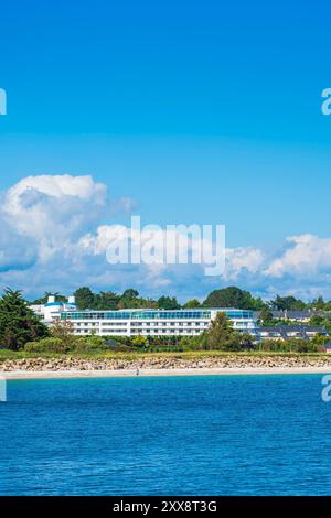 Francia, Morbihan, Golfo di Morbihan, Arzon, Hotel Thalasso & Spa Miramar la Cigale nel porto di Crouesty sul sentiero escursionistico a lunga percorrenza GR 34 o sentiero degli ufficiali doganali Foto Stock