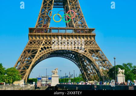 Francia, Parigi, area dichiarata Patrimonio dell'Umanità dall'UNESCO, la Torre Eiffel e gli anelli olimpici installati il 06/07/2024 per celebrare i Giochi Olimpici del 2024 Foto Stock