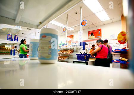 Tomme mathyller i et av de private supermarkedene i Caracas. Foto Stock