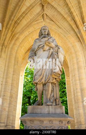 Francia, Parigi, quartiere di Chatelet, area dichiarata patrimonio dell'umanità dall'UNESCO, la Torre di San Giacomo, la statua di Blaise Pascal Foto Stock
