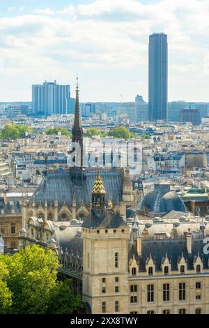 Francia, Parigi, quartiere Chatelet, Sainte Chapelle e la Torre Montparnasse dalla cima della Torre Saint Jacques Foto Stock
