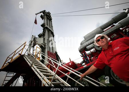 La frattura e la perforazione del gas di scisto provocano l'accensione dell'acqua potabile. Gregory E. Hiller selger borerigg på den lokale gassmessa. Foto Stock