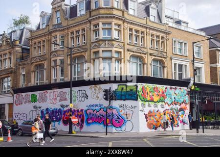 Londra, Inghilterra, Regno Unito. 23 agosto 2024. I negozi sono saliti davanti al Carnevale di Notting Hill, che si svolge il 25 e 26 agosto. (Credit Image: © Vuk Valcic/ZUMA Press Wire) SOLO PER USO EDITORIALE! Non per USO commerciale! Foto Stock