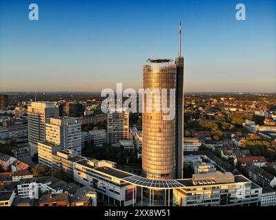ESSEN, GERMANIA - 20 SETTEMBRE 2020: Torre RWE a Essen, Germania. È la sede centrale di Innocy, parte di RWE AG, una società multinazionale tedesca per l'energia Foto Stock