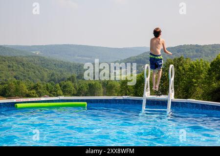 La frattura e la perforazione del gas di scisto in Dimock provocano l'accensione dell'acqua potabile. A casa dei Farnelly, il figlio William gioca nella loro piscina piena di acqua discutibile. Foto Stock