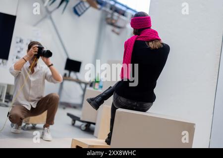 Duesseldorf, Germania. 23 agosto 2024. Michael Berger, fotografo e amministratore delegato di Beyond Studio, fotografa un modello. Crediti: Rolf Vennenbernd/dpa/Alamy Live News Foto Stock