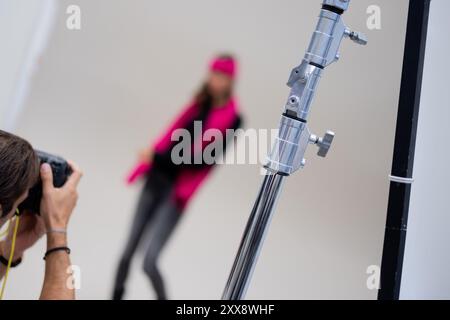 Duesseldorf, Germania. 23 agosto 2024. Michael Berger, fotografo e amministratore delegato di Beyond Studio, fotografa un modello. Crediti: Rolf Vennenbernd/dpa/Alamy Live News Foto Stock