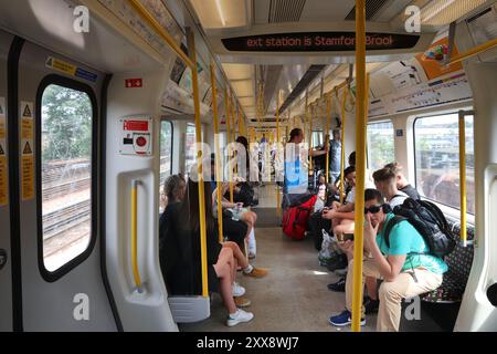 LONDRA, Regno Unito - 13 LUGLIO 2019: I passeggeri viaggiano sulla metropolitana di Londra sulla District Line. La metropolitana di Londra è l'undicesimo sistema metropolitano più trafficato al mondo Foto Stock